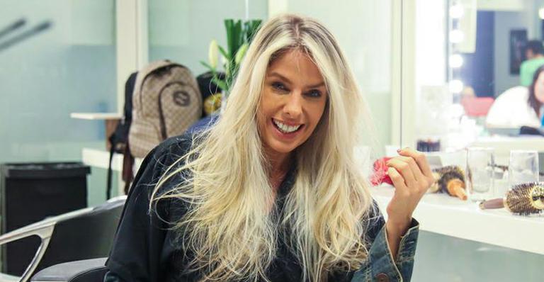 Novo visual: Adriane Galisteu faz transformação de 12 horas no salão