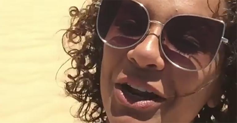 Aos 59 anos, Solange Couto posa de biquíni nas dunas de Natal