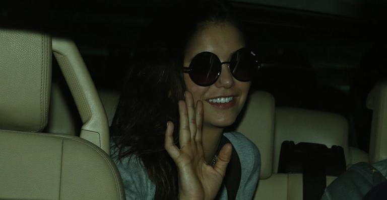 Nina Dobrev desembarca em São Paulo e é recebida pelos fãs