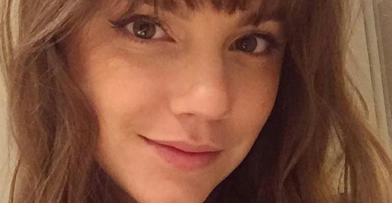 Alice Wegmann conta que fama repentina a fez perder a linha: ‘Me assustei quando me olhava no espelho’