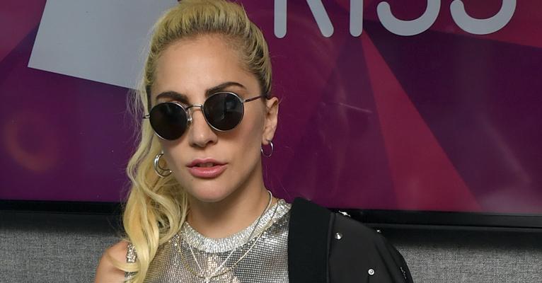 Apenas de calcinha e sutiã, Lady Gaga exibe boa forma e agradece o carinho das Angels
