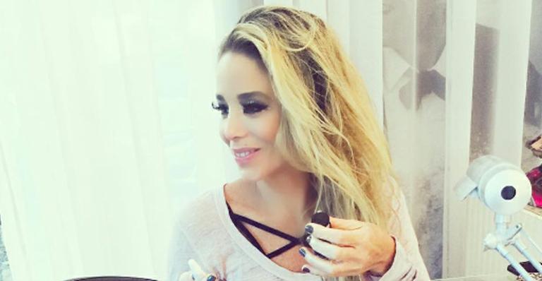 Aos 63, mãe da atriz Danielle Winits posa de biquíni e fã diz: ‘Igual a filha’