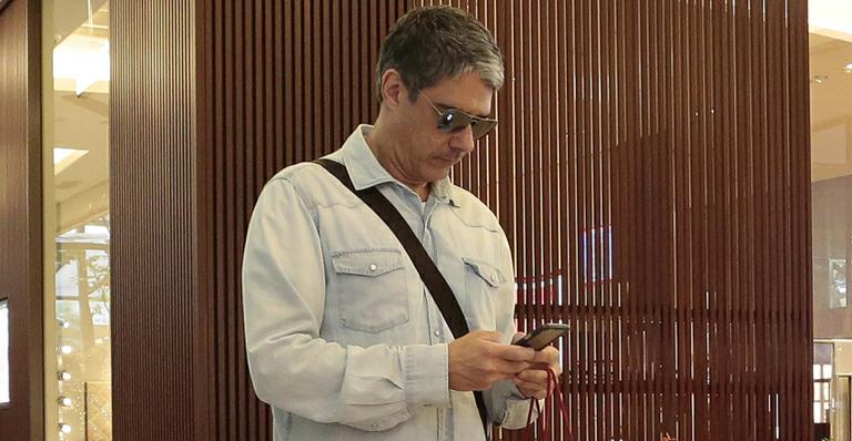 Após morte do pai, William Bonner faz primeira aparição pública em São Paulo