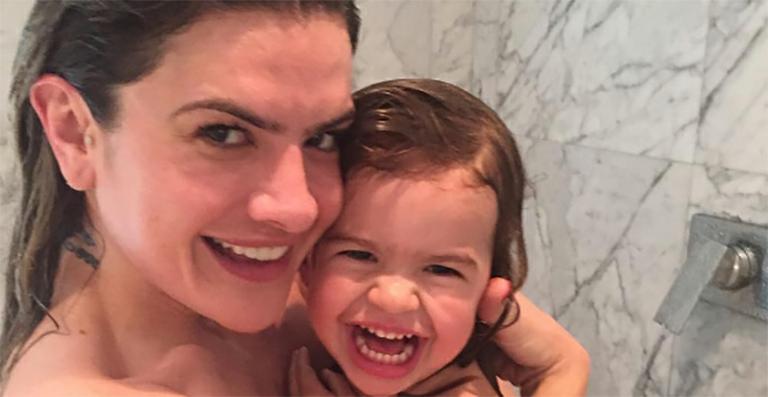 Mirella Santos aparece tomando banho no chuveiro com a filha: ‘Muito amor’