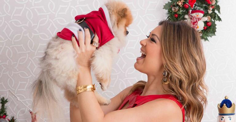 Amanda Françozo faz ensaio de Natal com o cachorro