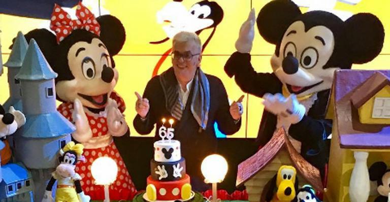 Walcyr Carrasco comemora 65 anos em buffet infantil
