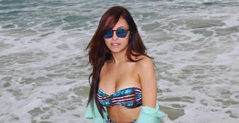 Ela cresceu! Aos 26 anos, Carla Diaz exibe corpão de biquíni na praia e ganha elogios: “Rosto de menina, mas linda mulher”