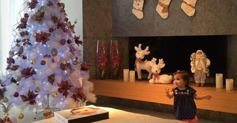 Deborah Secco mostra a decoração de Natal em sua casa