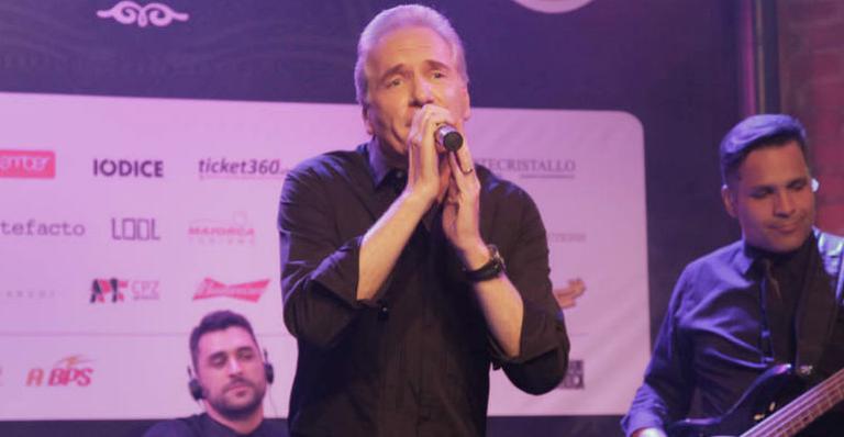 Roberto Justus faz show beneficente em prol da Associação Cruz Verde
