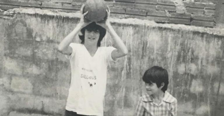 Celso Portiolli mostra foto da infância com cara de sapeca