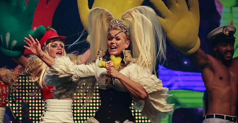 Xuxa diverte o público e revive passado em show em São Paulo