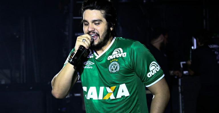 Barbudo, Luan Santana faz show com camiseta da Chapecoense