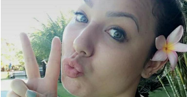 Só de biquíni, Cacau exibe corpão durante mergulho em piscina