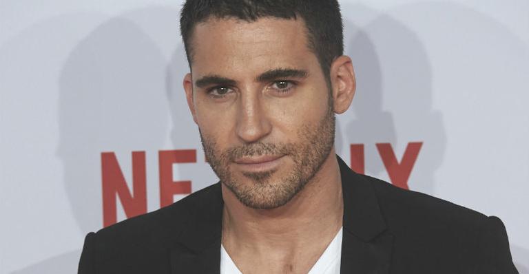Miguel Angel Silvestre, de Sense8, tira fotos com fãs durante passeio na Paulista