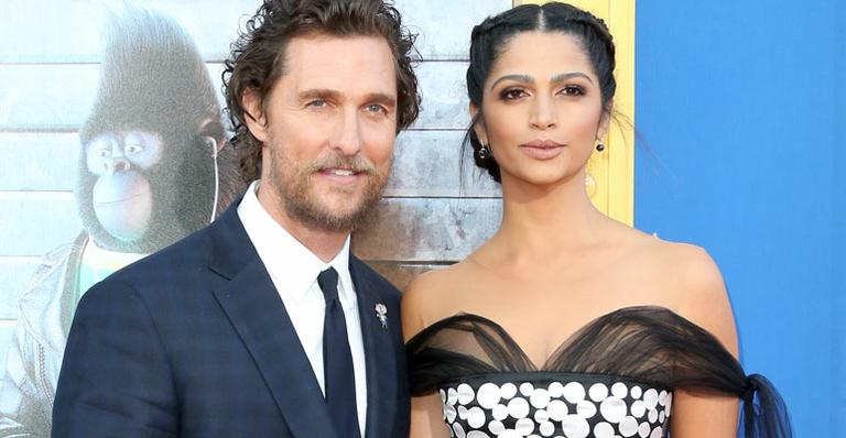 Brasileira Camila Alves rouba a cena em red carpet ao lado do marido, Matthew McConaughey