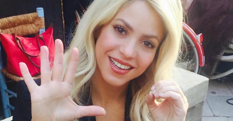 Shakira dança e rebola em sorveteria no Chile e diverte os fãs