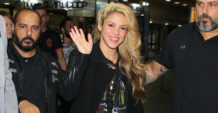 Shakira desembarca em São Paulo e é cercada por fãs