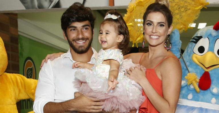 Alegria de Deborah e Hugo com o 1° ano de Maria Flor