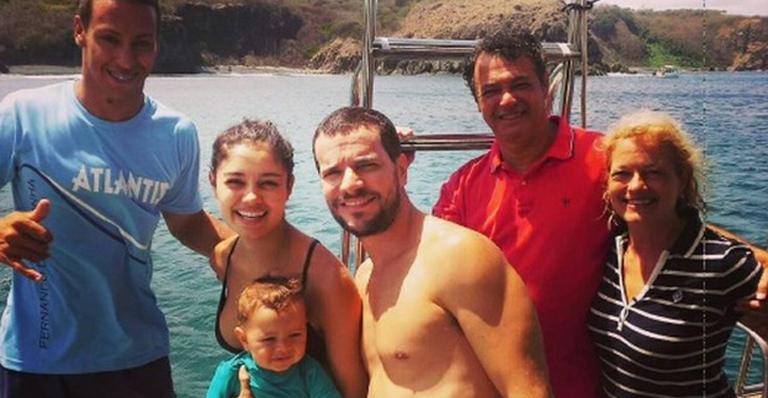 Sophie Charlotte e Daniel de Oliveira curtem férias em Noronha com o filho