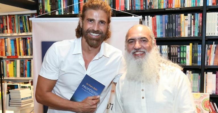 Reynaldo Gianecchini prestigia lançamento do livro ‘Propósito’, do guru Sri Prem Baba