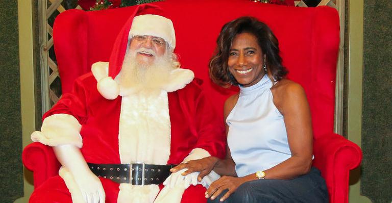 Glória Maria posa junto com Papai Noel em São Paulo