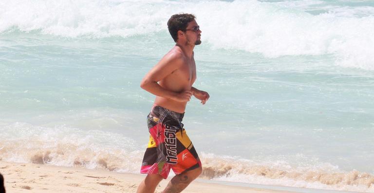 Felipe Dylon faz exercícios na orla carioca