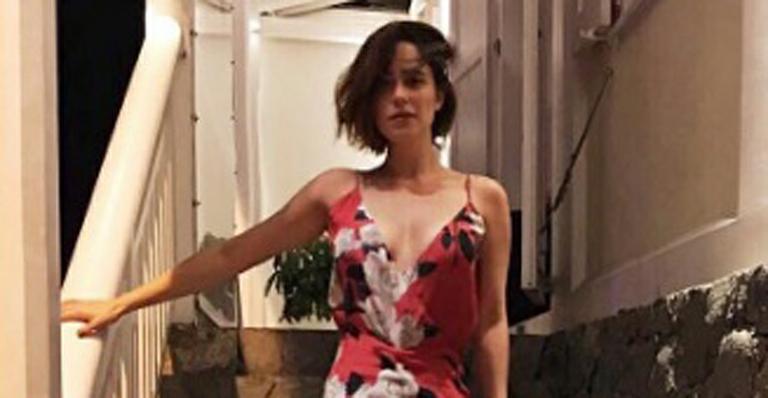 Fernanda Vasconcellos capricha no decote e exibe cinturinha fina durante férias em St. Barth