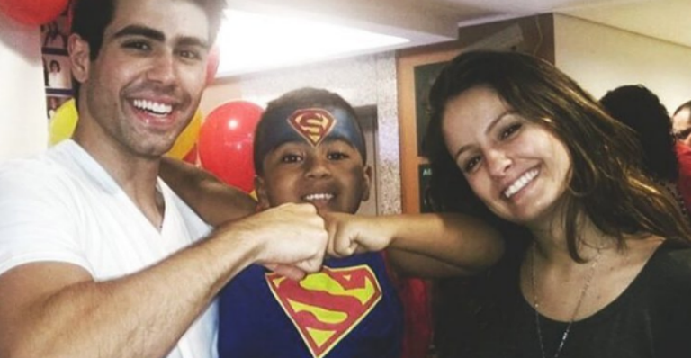 Amanda de Godoi e Juliano Laham visitam hospital infantil no Rio de Janeiro
