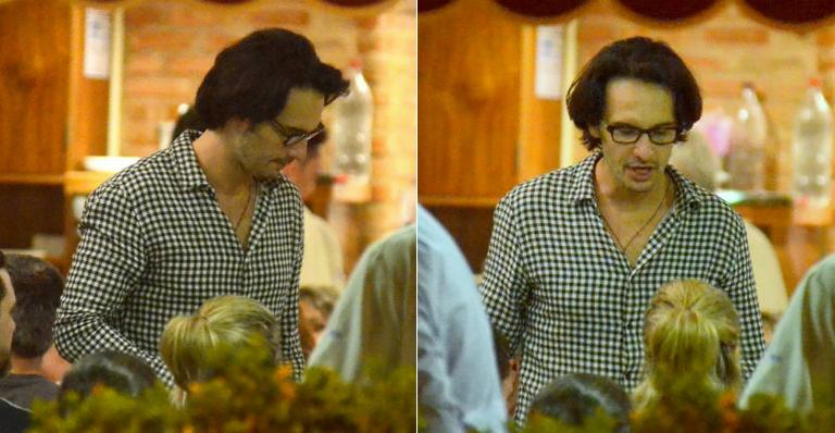 Em rara aparição, Rodrigo Santoro exibe visual diferente