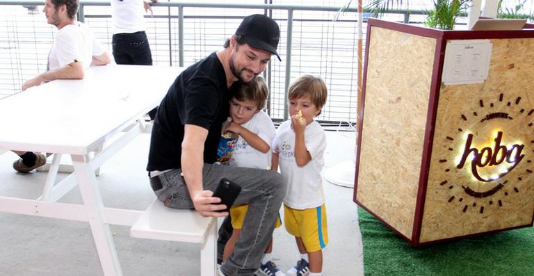Marcelo Serrado curte exposição de Natal com os gêmeos