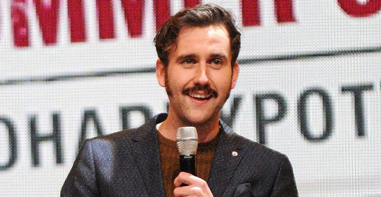 Matthew Lewis anuncia o seu noivado com Angela Jones
