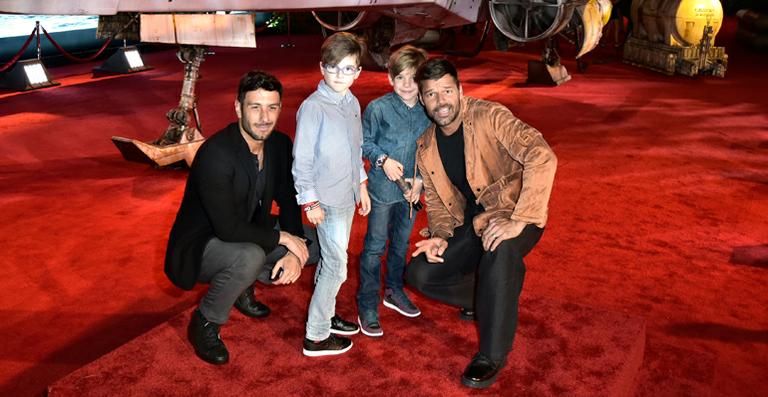 Ricky Martin curte evento com os filhos e o noivo