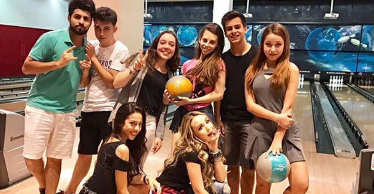 Após fim do namoro, Larissa Manoela se diverte com amigos
