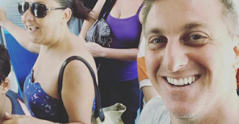 Para fugir do trânsito, Luciano Huck encara trem lotado a caminho da Globo