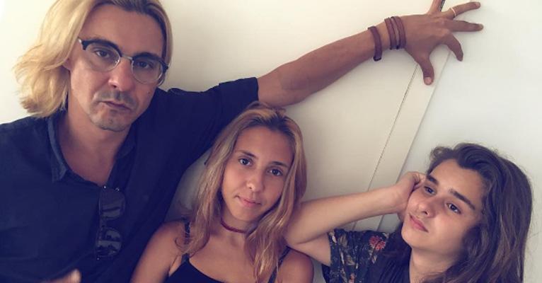 Em rara aparição, filhos de André Gonçalves posam com o pai em viagem