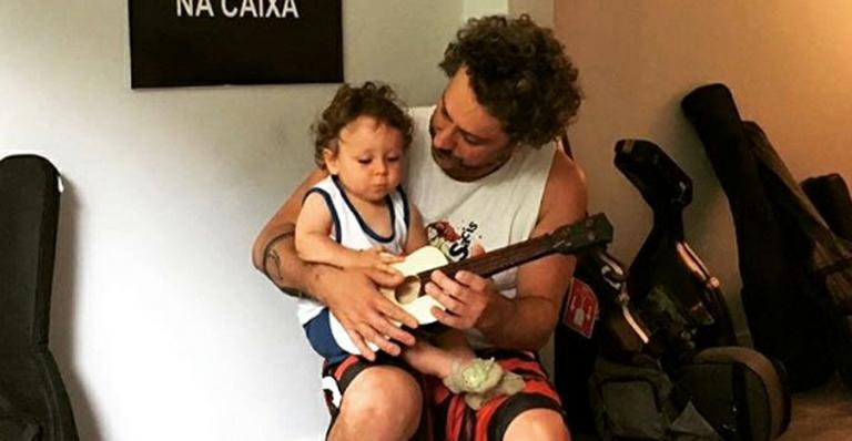 Alexandre Nero ensina o filho a tocar instrumento musical