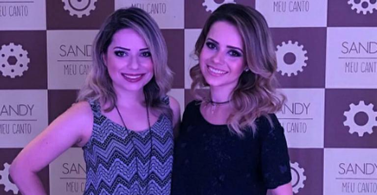 Parecidas? Sandy posa com sua cover em camarim