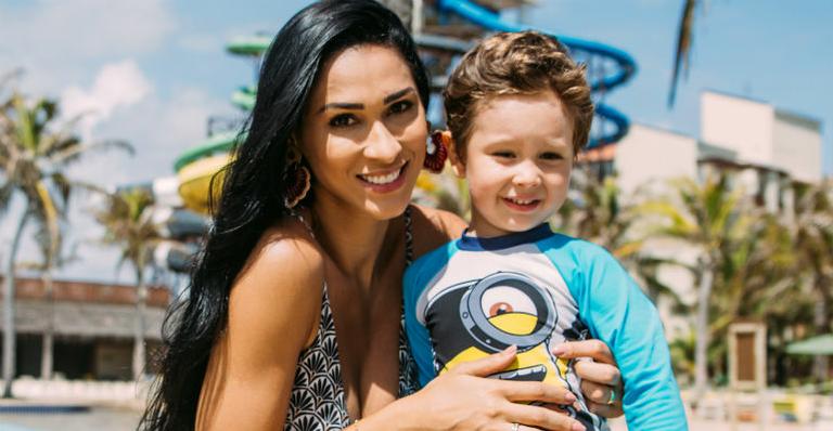 Jaqueline Carvalho e Arthur em diversão aquática