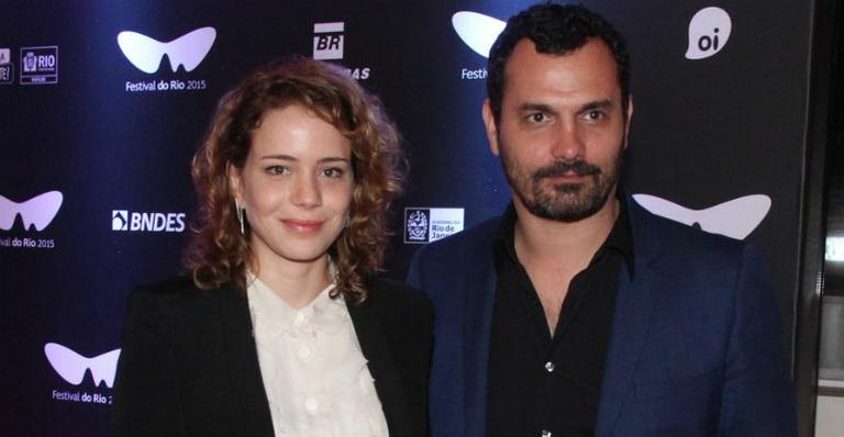 Leandra Leal e o marido fazem tatuagem com o nome da filha