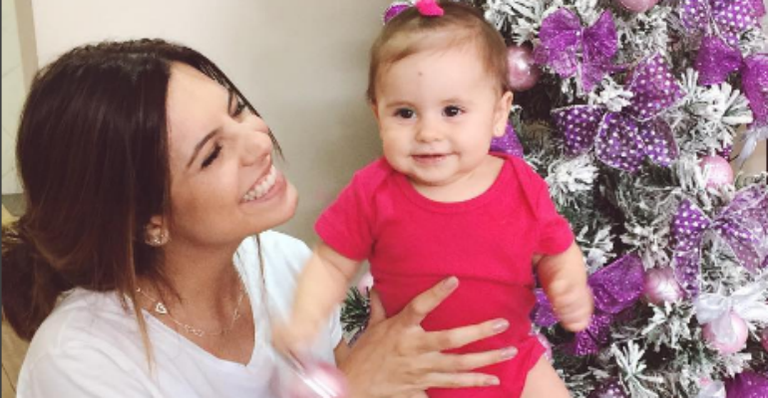 Rúbia Baricelli aparece amamentando a filha, Helena