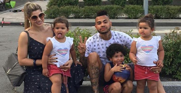 Dentinho mostra o estiloso look dos filhos antes de embarcar para as férias no Brasil