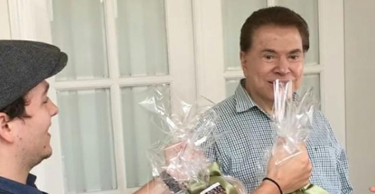 Até ele! Silvio Santos faz o desafio do manequim com Iris Abravanel