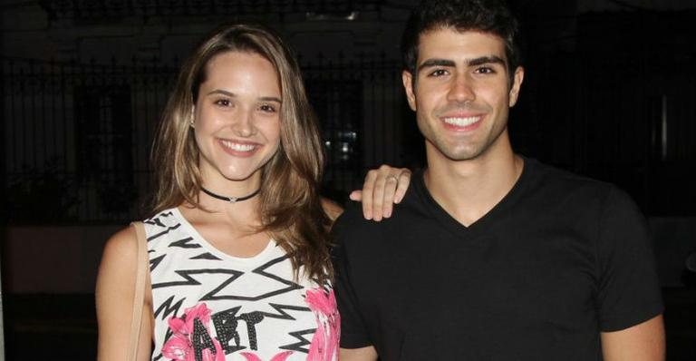 Juliana Paiva curte show no Rio de Janeiro ao lado do namorado, Juliano Laham
