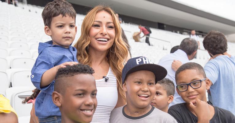 Sabrina Sato e Duda Nagle participam de ação do bem de Natal em SP