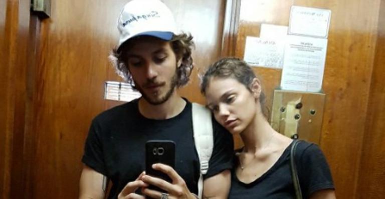 Chay Suede mostra seu lado romântico nas redes sociais