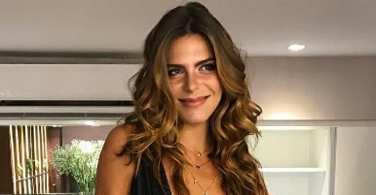 Mariana Goldfarb exibe corpão escultural de biquíni na praia e fã faz apelo: “Para de humilhar”