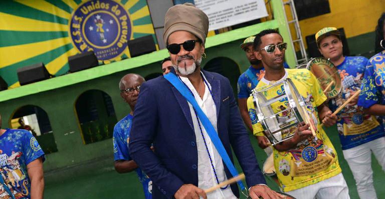 Carlinhos Brown se diverte em escola de samba em São Paulo