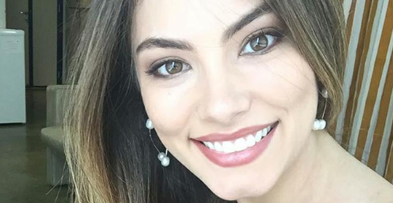 Só de biquíni, Bruna Hamú exibe pela primeira vez a barriguinha de grávida na praia
