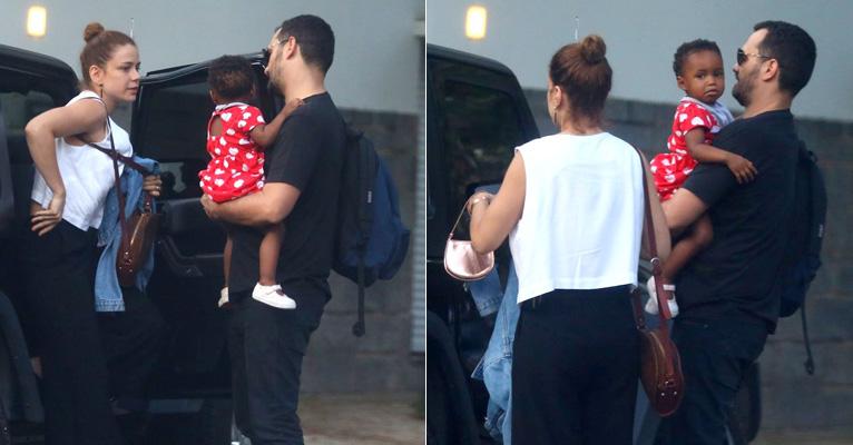 Em rara aparição, Leandra Leal é flagrada com a filha, Julia