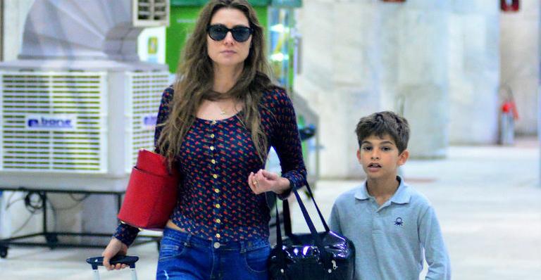 Lavínia Vlasak faz rara aparição ao lado do filho, Felipe